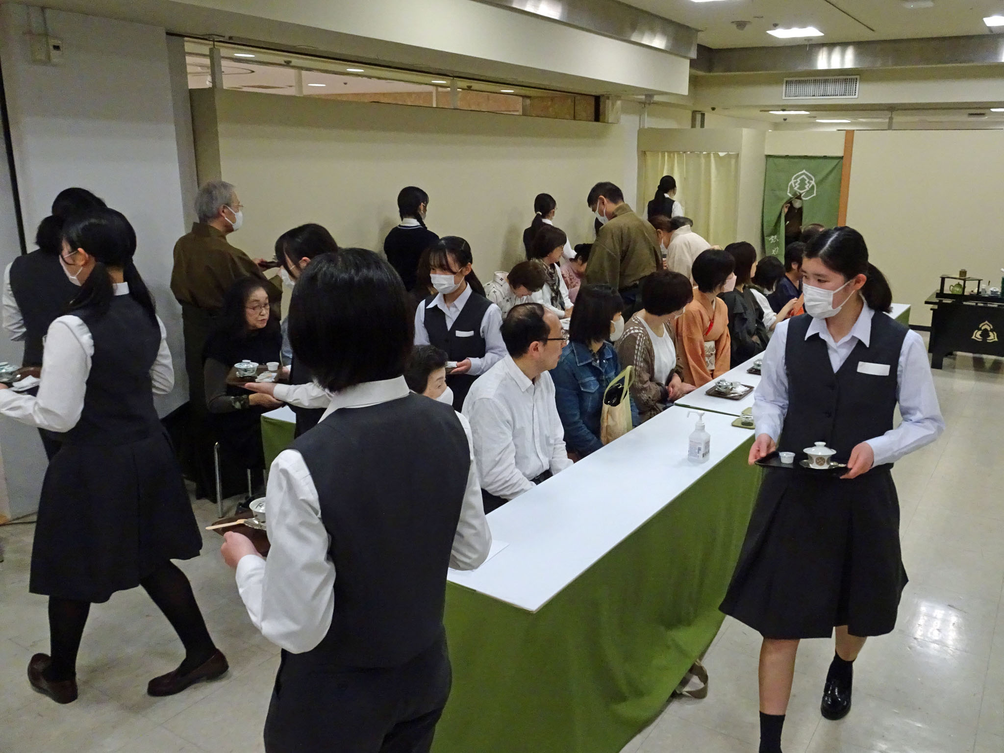 市内高校煎茶部の学生たちも大活躍!