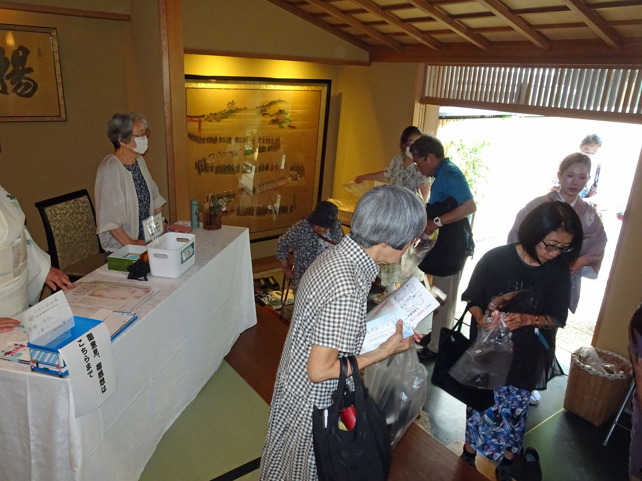 明輝館玄関 案内